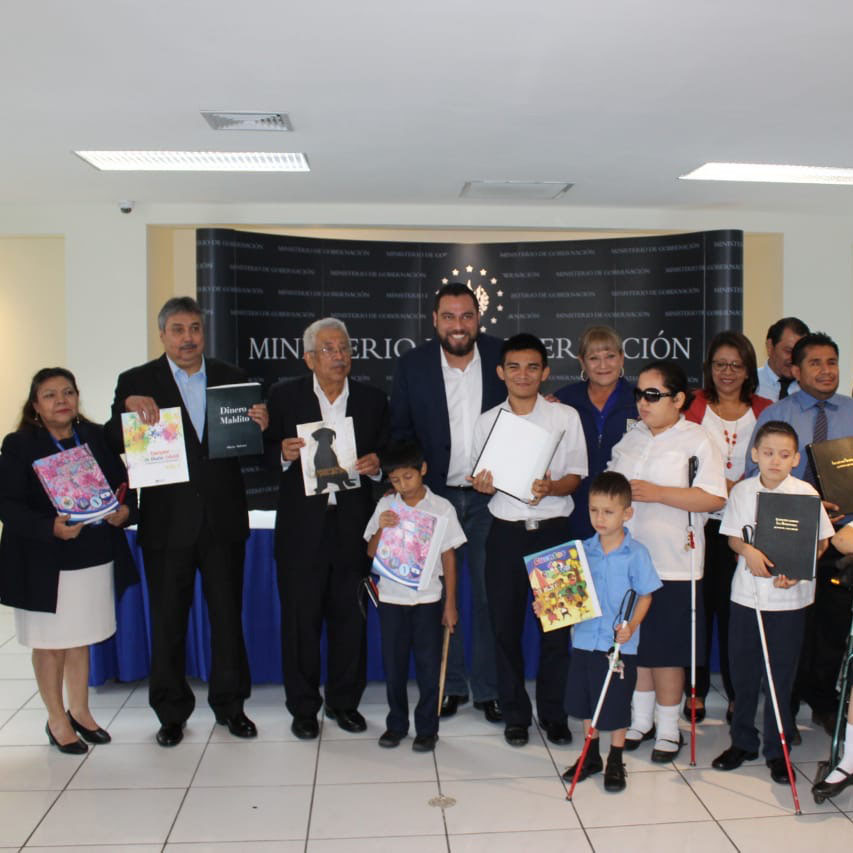 Ministro Mario Durán realizó la entrega de libros impresos en Sistema Braille